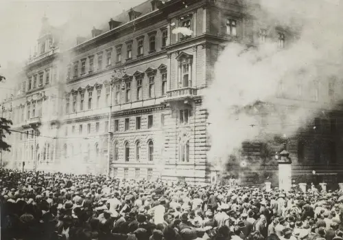 Immagine: Vienna, incendio del palazzo di giustizia