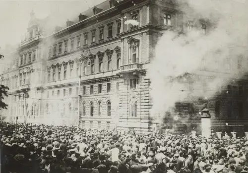 Immagine: Vienna, incendio del palazzo di giustizia
